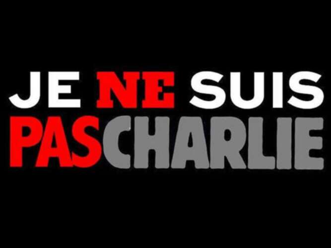 Jene suis pas Charlie main Données concrètes pour une réflexion sur l'isolement et l'effet de masse