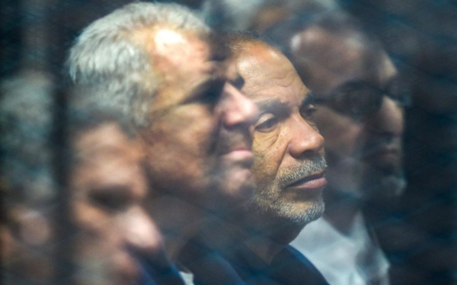 Des membres haut-placés des Frères musulmans derrière les barreaux dans un tribunal improvisé du sud du Caire, le 2 décembre 2018 (AFP)