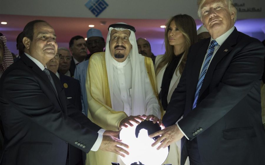 Trump pose pour une photo avec le président égyptien Abdel Fattah al-Sissi (à gauche) et le roi saoudien Salmane ben Abdelaziz al-Saoud, le 21 mai 2017 (AFP)