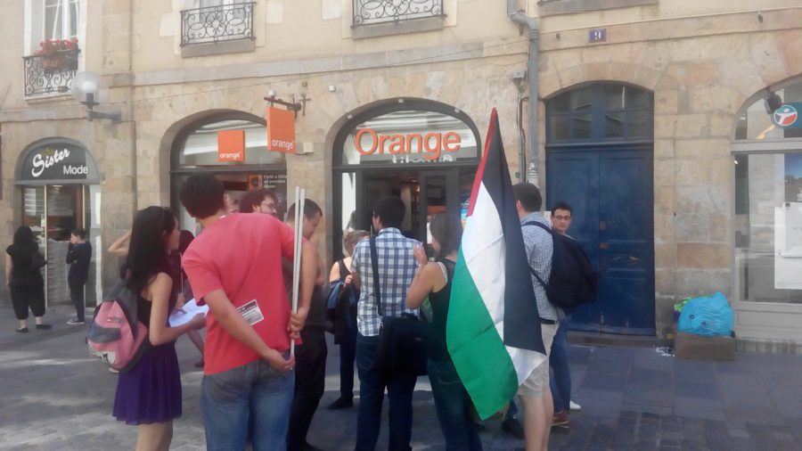 action contre la boutique Orange rue de rennes paris