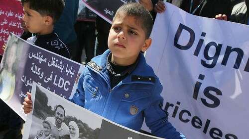 enfant pancarte Réfugiés palestiniens : le cri d'alarme du directeur de l'UNRWA