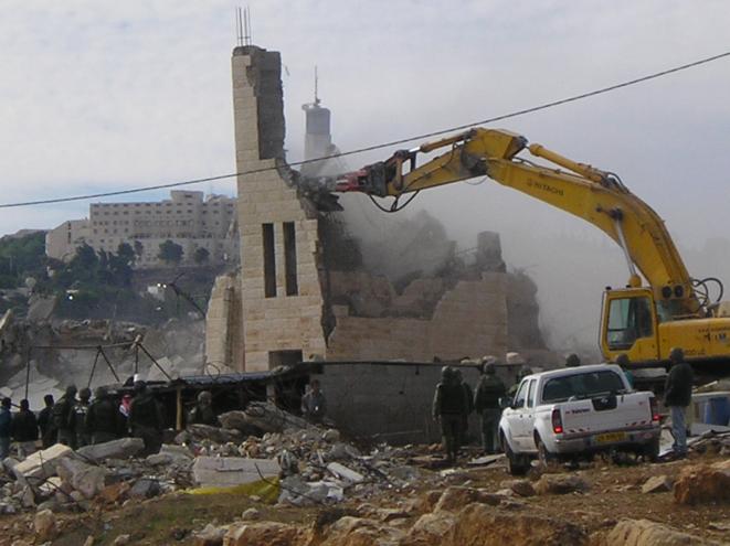 bulldozer israélien détruit une habitation palestinienne. © ICAHD