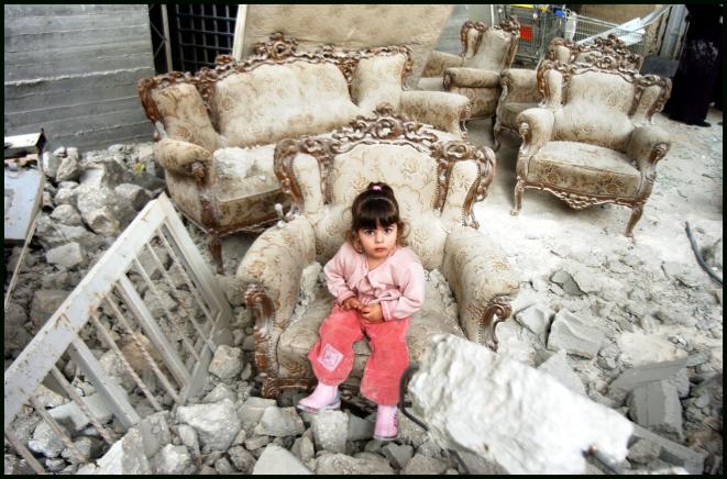 Petite fille dans les gravas d’une habitation palestinienne détruite. © ICAHD