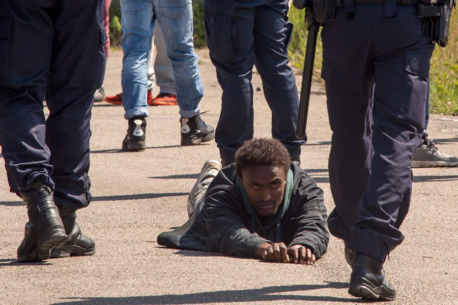 migrant allongé sur le sol, entouré de policiers français, 1er juin 2017, Calais,PHILIPPE HUGUEN