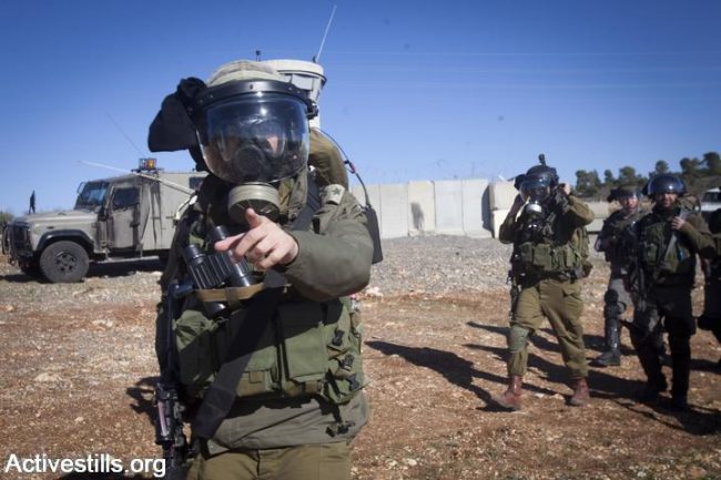 Un militaire israélien met en garde des photographes- 2011