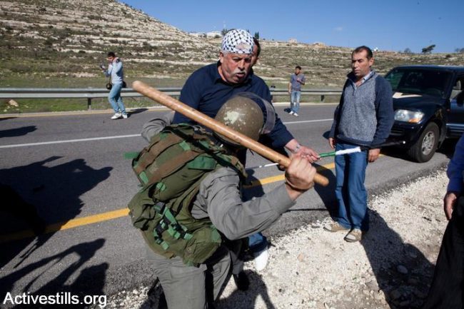 Nabi Saleh, 2010 - agent de la police israélienne des frontières bat un manifestant palestinien