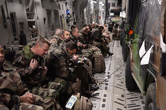 Soldats français de l’opération Serval (Mali) embarqués dans un avion de l’armée américaine, destination Bamako.

