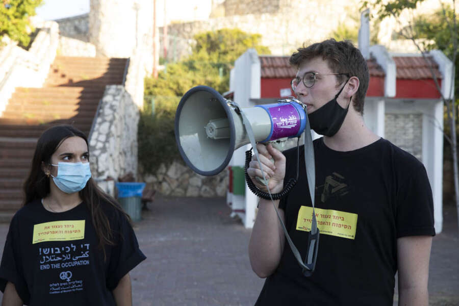Nous prenons nos responsabilités : soixante jeunes annoncent leur refus de servir dans l’armée israélienne 2 objecteurs de conscience Nous prenons nos responsabilités : soixante jeunes annoncent leur refus de servir dans l’armée israélienne