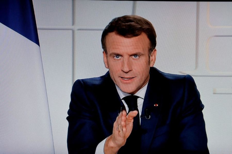Le président français Emmanuel Macron prononce un discours télévisé à Paris le 31 mars (AFP)