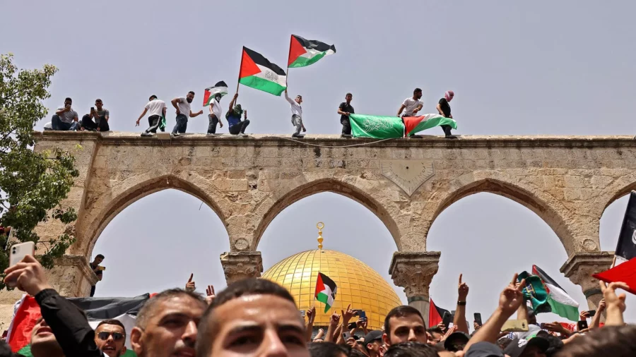 Tremblement de terre pour le mouvement national palestinien 2 Jérusalem, 21 mai 2021. Le drapeau palestinien et celui du Hamas brandis lors d’affrontements avec les forces de sécurité israéliennes dans l’enceinte de la mosquée Al-Aqsa Ahmad Gharabli/AFP