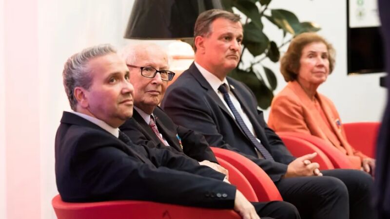 Serge Klarsfeld, Louis Aliot et Beate Klarsfeld, lors de la cérémonie de remise de légion d'honneur à Philippe Benguigui. © Maxppp - Nicolas Parent