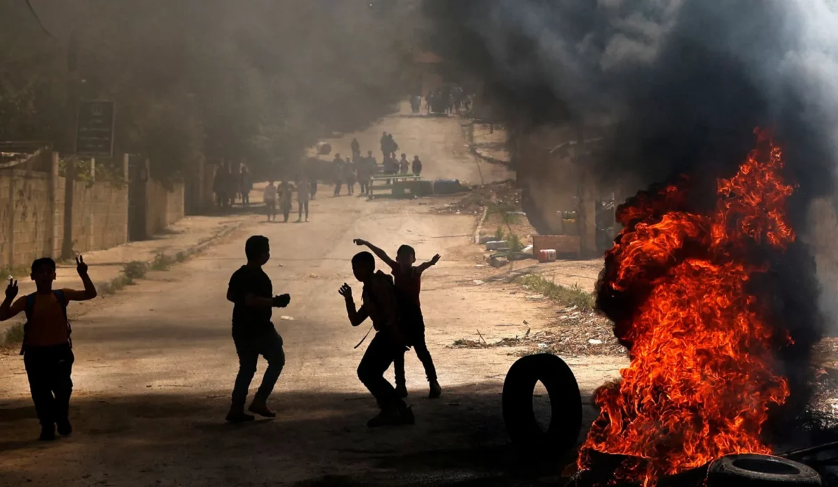 Les enfants de Jénine n’oublieront jamais - Des enfants palestiniens brûlent des pneus après le raid militaire israélien à Jénine, mardi. Credit: JAAFAR ASHTIYEH - AFP