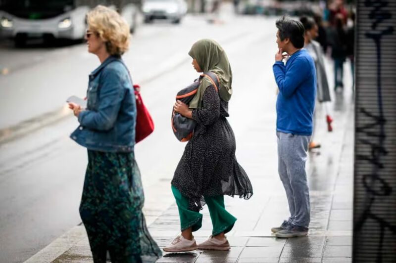 Une jeune femme porte une Abaya dans une rue de Nantes, le 31 août 2023.
© Loïc Venance / AFP