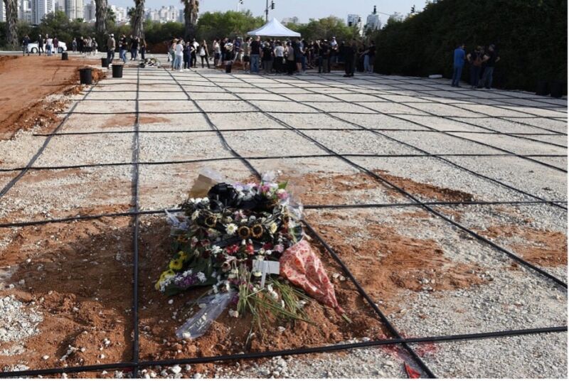 Une section du cimetière de Yarkonim, à Petah Tikva, réservée à l'inhumation temporaire des personnes assassinées par les militants du Hamas lors de leur raid sur le sud d'Israël, le 22 octobre 2023. (Gili Yaari/FLASH90)