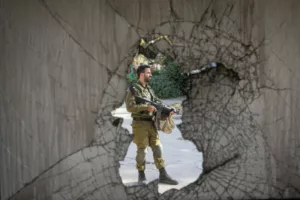 Sodat israelien à travers un trou d'obus - haggai-matar