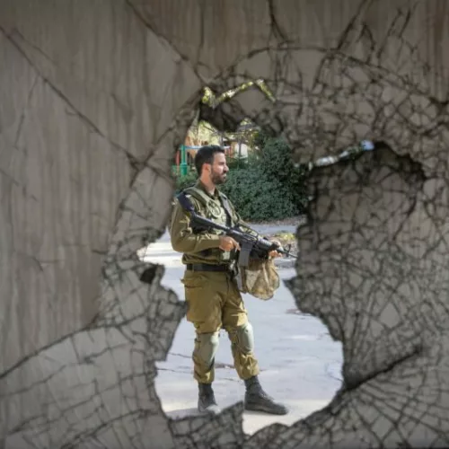 Sodat israelien à travers un trou d'obus - haggai-matar