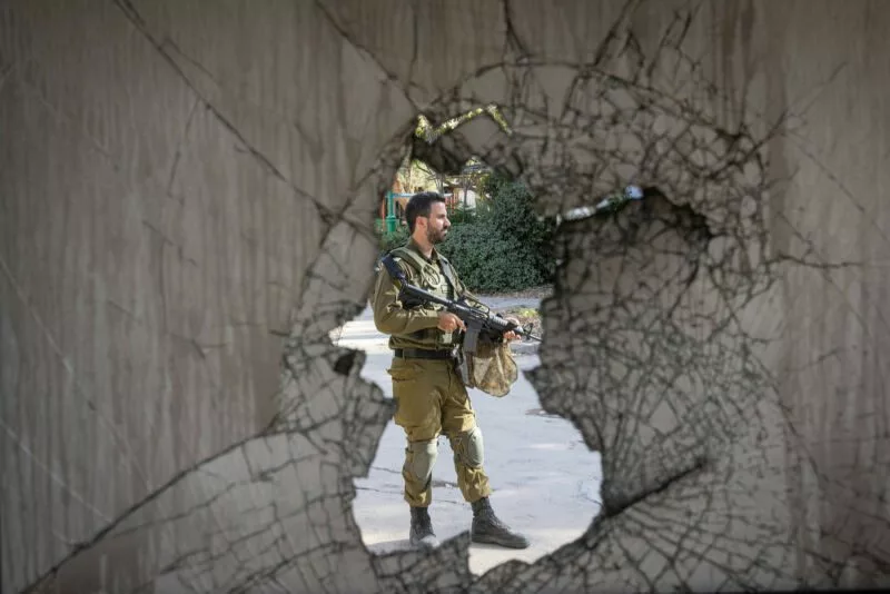Sodat israelien à travers un trou d'obus - haggai-matar