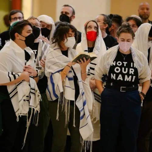 jewish activists pray during a sit in at the canno 2 Les Palestiniens demandent : "Êtes-vous avec nous ?" Des Juifs américains montrent qu'ils le sont