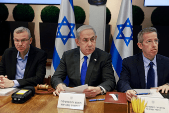 Le Premier ministre israélien Benjamin Netanyahu préside une réunion du Cabinet au ministère israélien de la Défense, à Tel Aviv, Israël, le 17 décembre 2023. (Photo : © Menahem Kahana/EFE via ZUMA Press APAimages)