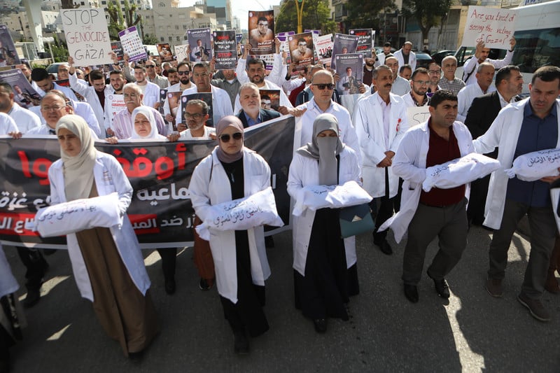 Médecins occidentaux indignés à propos de l'Ukraine, silencieux à propos de Gaza ? — Des médecins palestiniens se rassemblent pour soutenir Gaza, dans le centre ville d'Hébron, en Cisjordanie occupée, le 15 novembre 2023. (Mamoun Wazwaz / APA Images)