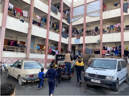 Solidarité en acte à Nusseirat — Les écoles de l’UNWRA, transformée en abri pour les familles déplacées du nord de la bande de Gaza, sont surpeuplées.