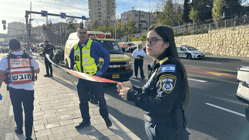 Les dépêches des agences WAFA et MAAN du 30 décembre 2023 — La police israélienne ferme la zone de l'attentat dans la colonie de Ramot à Jérusalem occupée.