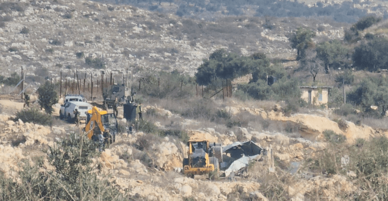 JENIN, jeudi 30 novembre 2023 (WAFA) — Israël démolit des maisons et des infrastructures dans un hameau palestinien près de Jénine