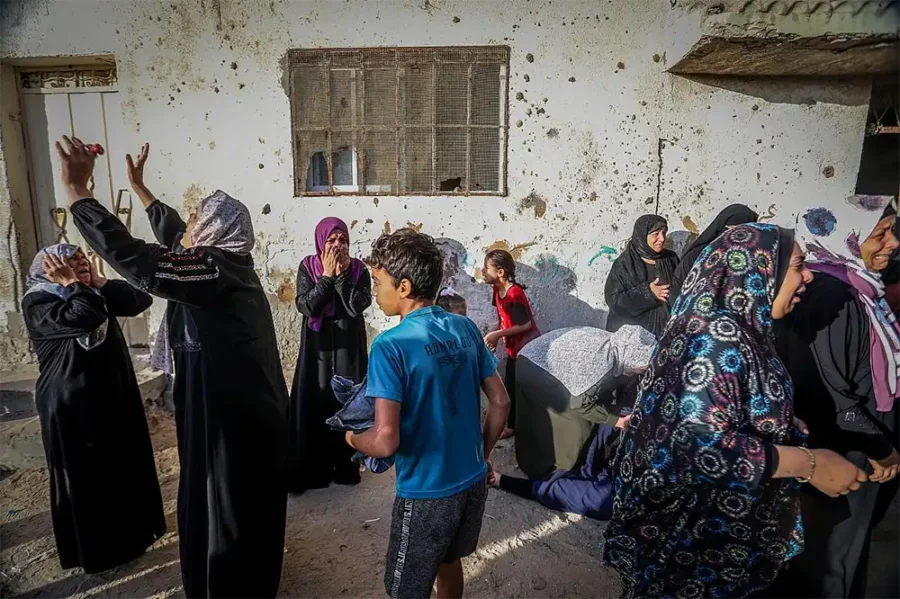 Assassinats de masse : les bombardements calculés d'Israël sur Gaza — Des Palestiniens réagissent à la dévastation causée par une frappe aérienne israélienne à Rafah, dans le sud de la bande de Gaza, le 11 novembre 2023. (Abed Rahim Khatib/Flash90)