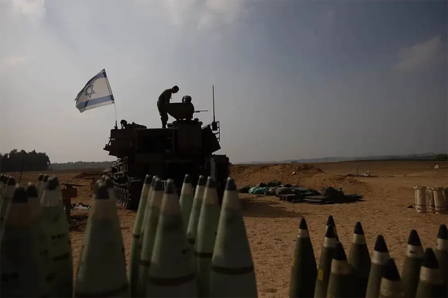 Assassinats de masse : les bombardements calculés d'Israël sur Gaza — L'artillerie israélienne stationnée près de la barrière de Gaza, dans le sud d'Israël, le 2 novembre 2023. (Chaim Goldberg/Flash90)