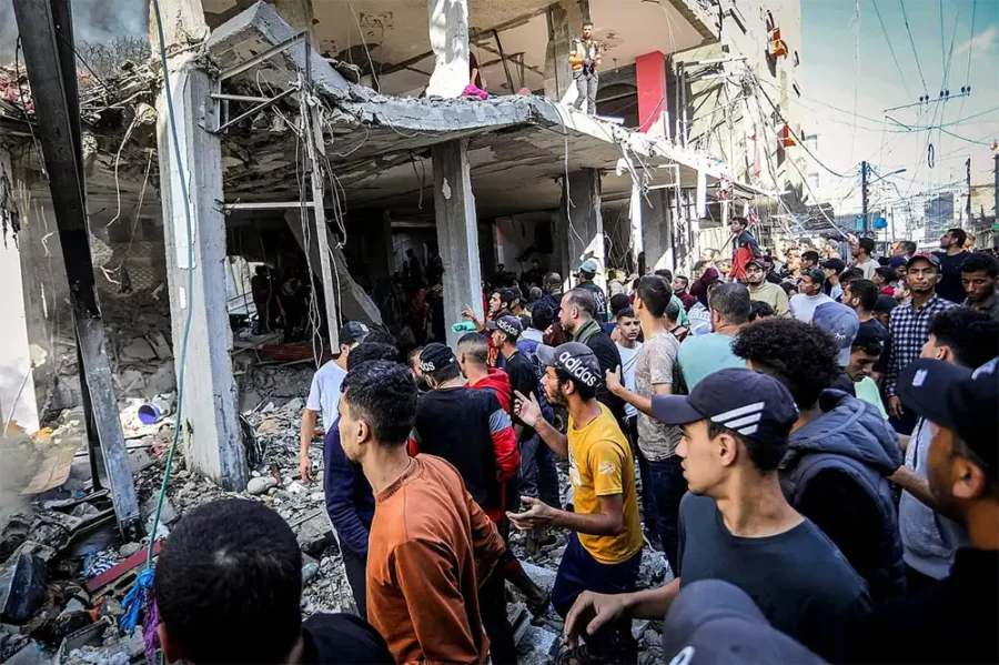 Assassinats de masse : les bombardements calculés d'Israël sur Gaza — Les Palestiniens cherchent les blessés après une frappe aérienne israélienne sur une maison dans le camp de réfugiés de Shaboura dans la ville de Rafah, au sud de la bande de Gaza, le 17 novembre 2023. (Abed Rahim Khatib/Flash90)