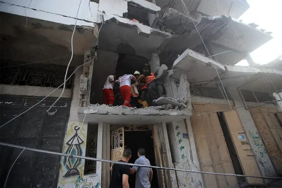 Assassinats de masse : les bombardements calculés d'Israël sur Gaza — Les services de secours palestiniens sortent les corps des membres de la famille Shaaban, tous les six tués lors d'une frappe aérienne israélienne sur le quartier de Sheikh Radwan, dans l'ouest de la bande de Gaza, le 9 octobre 2023. (Mohammed Zaanoun)