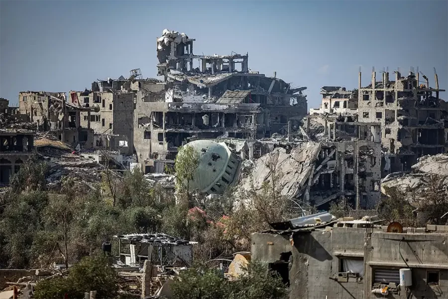Assassinats de masse : les bombardements calculés d'Israël sur Gaza — Les destructions causées par les bombardements israéliens sont visibles à l'intérieur du camp de réfugiés d'Al-Shati, dans le nord de la bande de Gaza, le 16 novembre 2023. (Yonatan Sindel/Flash90)