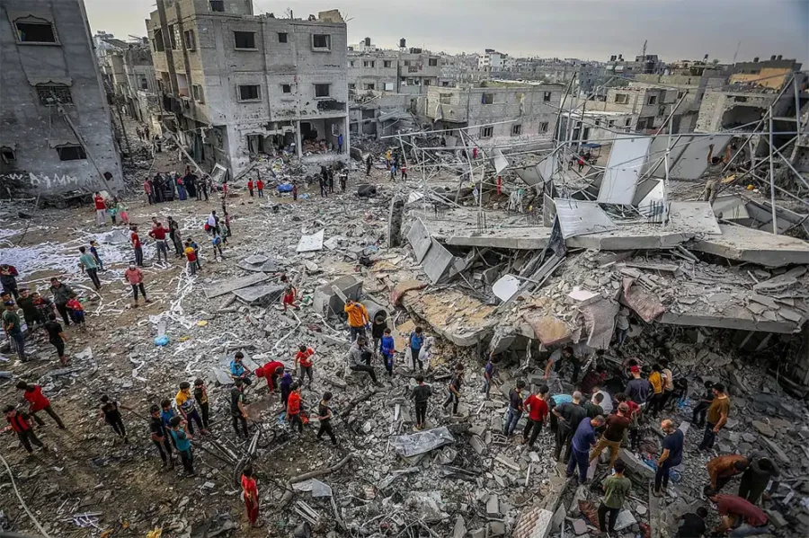 Assassinats de masse : les bombardements calculés d'Israël sur Gaza — Des Palestiniens devant les décombres d'un bâtiment détruit par des frappes aériennes israéliennes à Rafah, dans le sud de la bande de Gaza, le 11 novembre 2023. (Abed Rahim Khatib/Flash90)