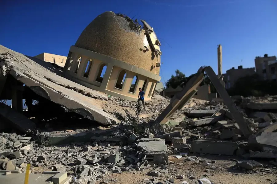 Assassinats de masse : les bombardements calculés d'Israël sur Gaza — Les ruines de la mosquée Al-Amin Muhammad qui a été détruite par une frappe aérienne israélienne le 20 octobre, camp de réfugiés de Khan Younis, sud de la bande de Gaza, 31 octobre 2023. (Mohammed Zaanoun/Activestills)