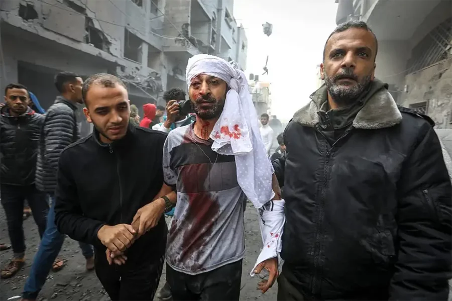 Assassinats de masse : les bombardements calculés d'Israël sur Gaza — Des survivants palestiniens sont sortis des décombres de maisons détruites par une frappe aérienne israélienne dans la ville de Rafah, au sud de la bande de Gaza, le 20 novembre 2023. (Abed Rahim Khatib/Flash90)