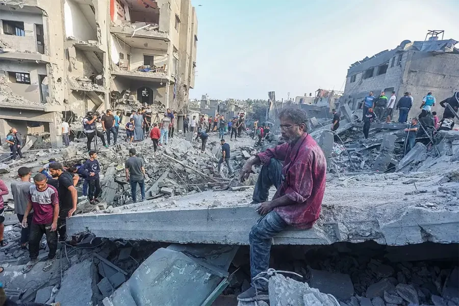 Assassinats de masse : les bombardements calculés d'Israël sur Gaza — Des Palestiniens devant les décombres d'un bâtiment détruit après une frappe aérienne israélienne dans le centre de la bande de Gaza, le 5 novembre 2023. (Atia Mohammed/Flash90)