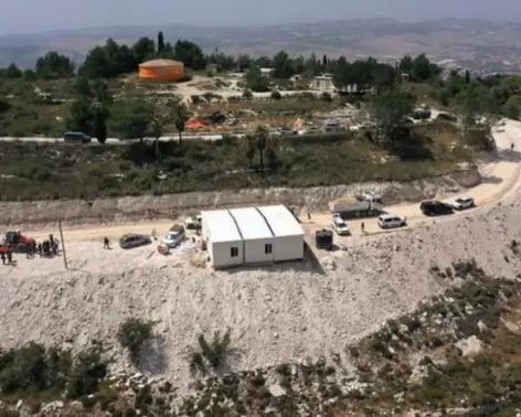 Cisjordanie : L'armée israélienne place des caravanes sur la montagne Ras Abu Jamra, à l'est de Tulkarm.