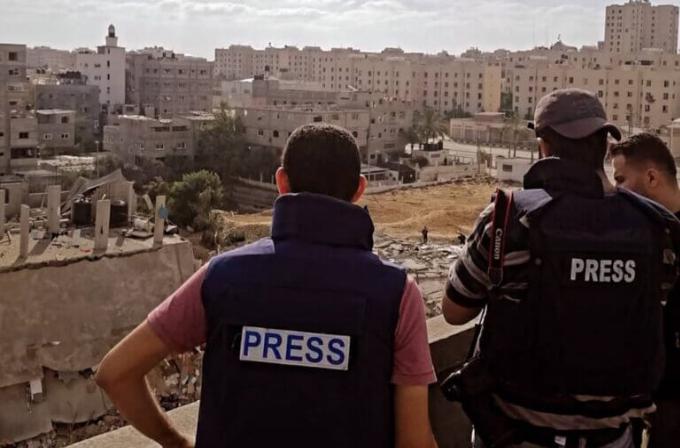 Pourquoi les journalistes doivent s'exprimer sur Gaza : Des journalistes palestiniens filment un bâtiment détruit par un bombardement israélien dans la bande de Gaza, le 14 mai 2021. (Photo : Osps7/Wikimedia)