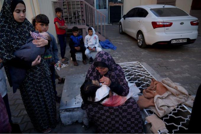 Raconter Gaza : La douleur en arabe, l'information en anglais. Une mère pleure sa fille tuée lors du bombardement israélien de la bande de Gaza à Deir el-Balah le 2 décembre 2023 [Hatem Moussa/AP].