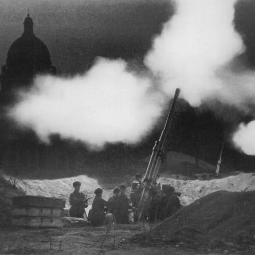 Anti aircraft Leningrad 1941 820x601 1 Du blocus de Leningrad au siège de Gaza: la mentalité colonialiste