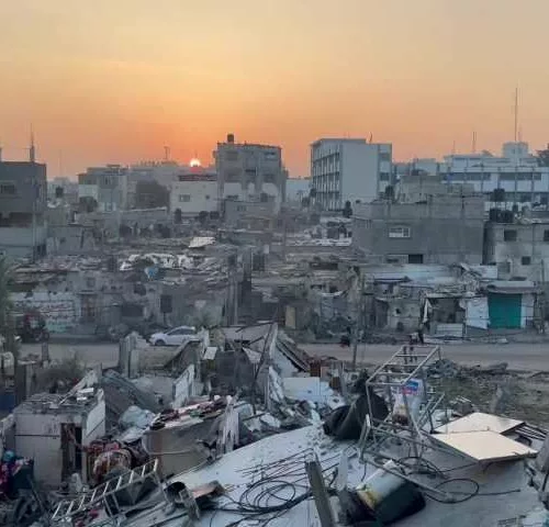 Photo : le soleil se lève au-dessus de Rafah, dans le sud de la bande de Gaza en ce premier jour de l'année par AFPTV. Le témoignage poignant d'Abu Amir à Gaza le 1er janvier 2024