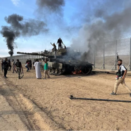 Des Palestiniens prennent le contrôle d’un tank israélien après avoir franchi la barrière frontalière séparant Gaza d’Israël à Khan Younis, dans le sud de la bande de Gaza, le 7 octobre 2023 (Photo : Stringer/ APA Images)