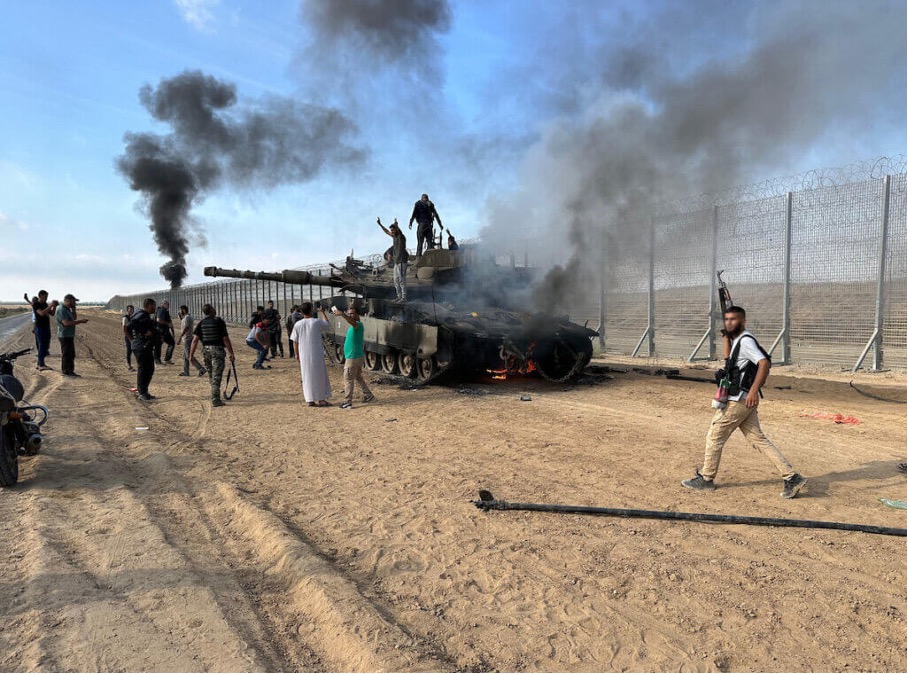 Des Palestiniens prennent le contrôle d’un tank israélien après avoir franchi la barrière frontalière séparant Gaza d’Israël à Khan Younis, dans le sud de la bande de Gaza, le 7 octobre 2023 (Photo : Stringer/ APA Images)