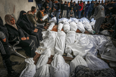 Des Palestiniens attendent de recevoir les corps de leurs proches qui ont été tués lors d'une frappe aérienne israélienne, à l'hôpital Al-Najjar, dans le sud de la bande de Gaza, le 7 décembre 2023. (Abed Rahim Khatib/Flash90)