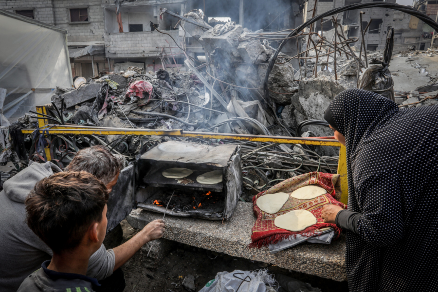 pourquoi j'ai décidé d'entamer une grève de la faim pour Gaza. Une tentative transcendantale de ressentir la douleur. Une famille fait du pain au milieu des ruines à Rafah, dans le sud de la bande de Gaza, le 28 décembre 2023 (Photo : Abed Rahim Khativ / Flash90)