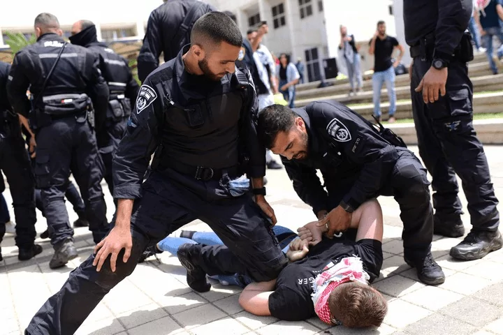 Entre silence et action : pourquoi j'ai décidé d'entamer une grève de la faim pour Gaza. Un maintien de l'ordre profond qui conduit à l'intériorisation de la paranoïa et à l'affaiblissement de la confiance dans ceux qui nous entourent. La police arrête un étudiant palestinien à l'université de Tel-Aviv lors d'un rassemblement commémorant le jour de la Nakba, le 15 mai 2022 (Tomer Newberg / Flash 90).