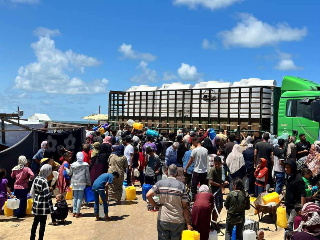 Témoignage d'Abu Amir - 9 mai 6 Distribution farine et eau 9 mai 7 Témoignage d'Abu Amir - 9 mai