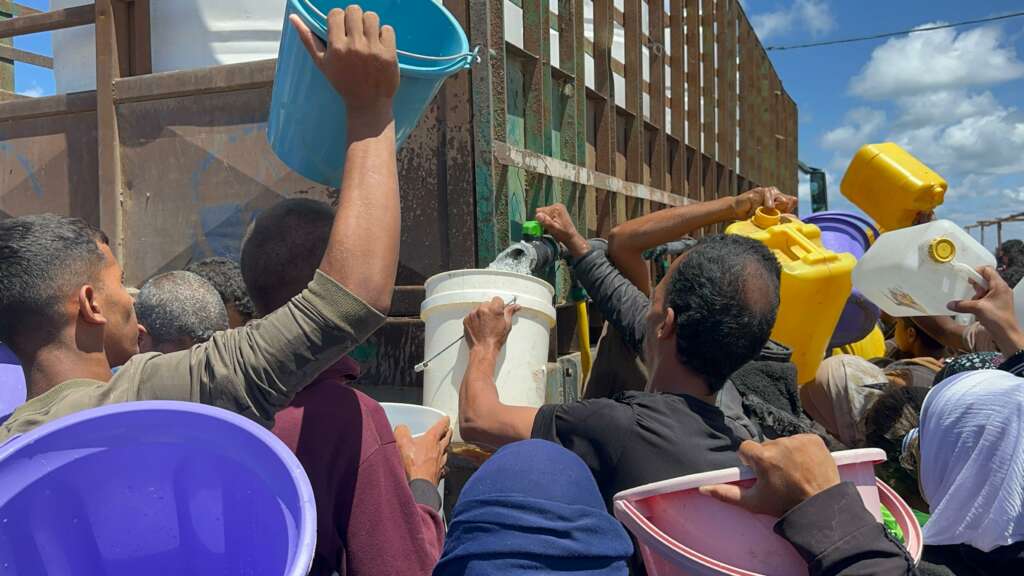 Témoignage d'Abu Amir - 9 mai 5 Distribution farine et eau 9 mai 9 Témoignage d'Abu Amir - 9 mai