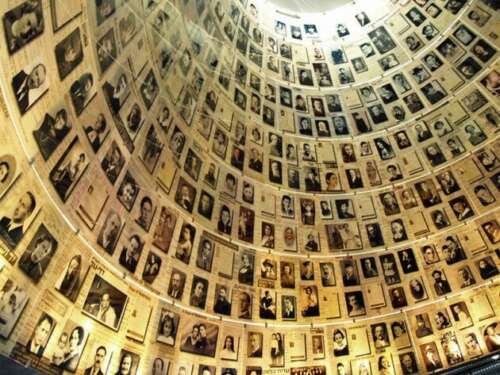 salle noms yad vashem jerusalem 630x473 1722371321 Drapeaux, médailles, Justes, souvenir de la persécution nazie….