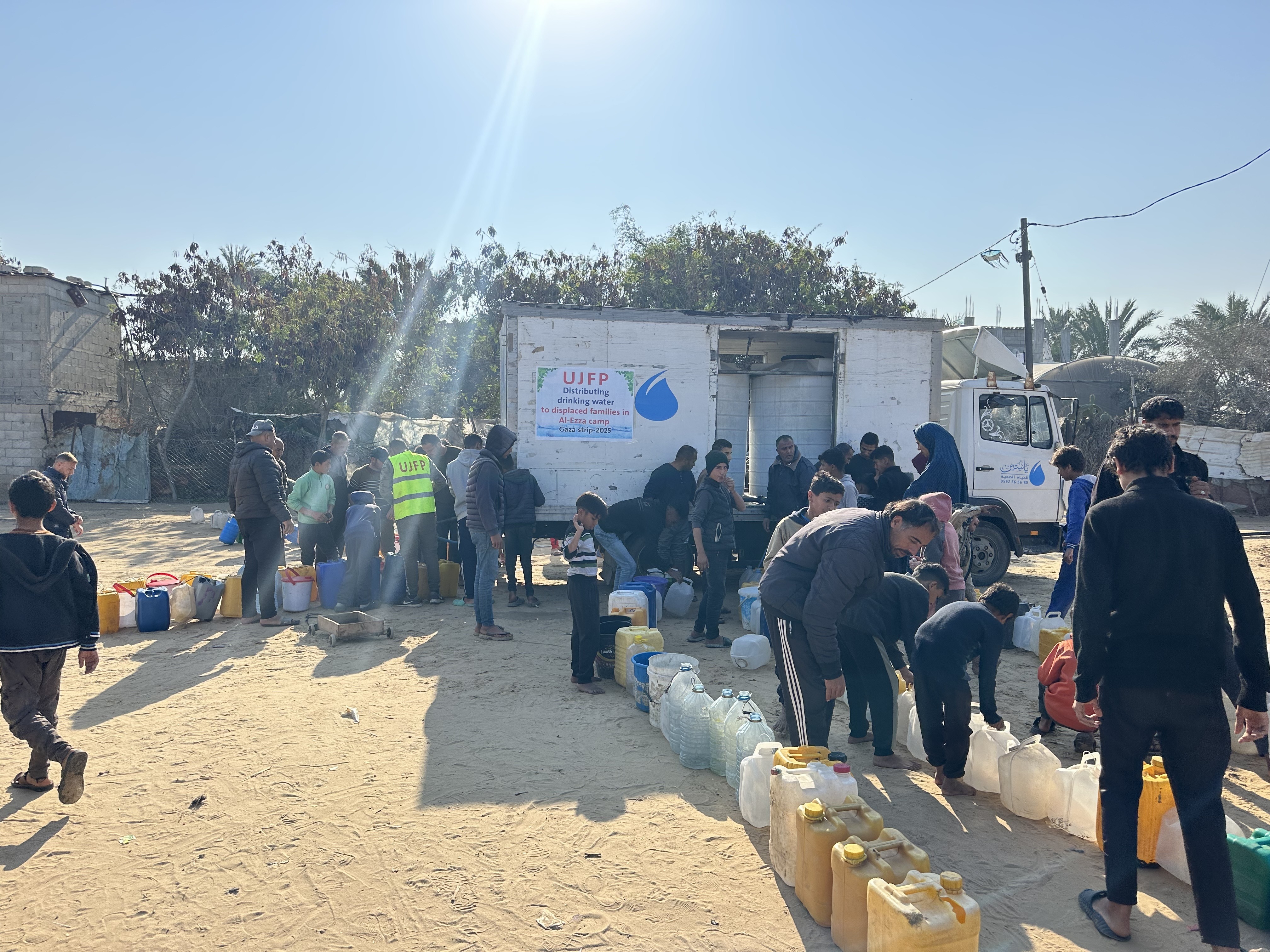 Témoignage d'Abu Amir, le 30 janvier 2025 - Le camp Al-Ezza à Deir al-Balah : la souffrance des déplacés face à la diminution de l'aide humanitaire 2 Témoignage d'Abu Amir, le 30 janvier 2025 - Le camp Al-Ezza à Deir al-Balah : la souffrance des déplacés face à la diminution de l'aide humanitaire. Distribution de l'eau